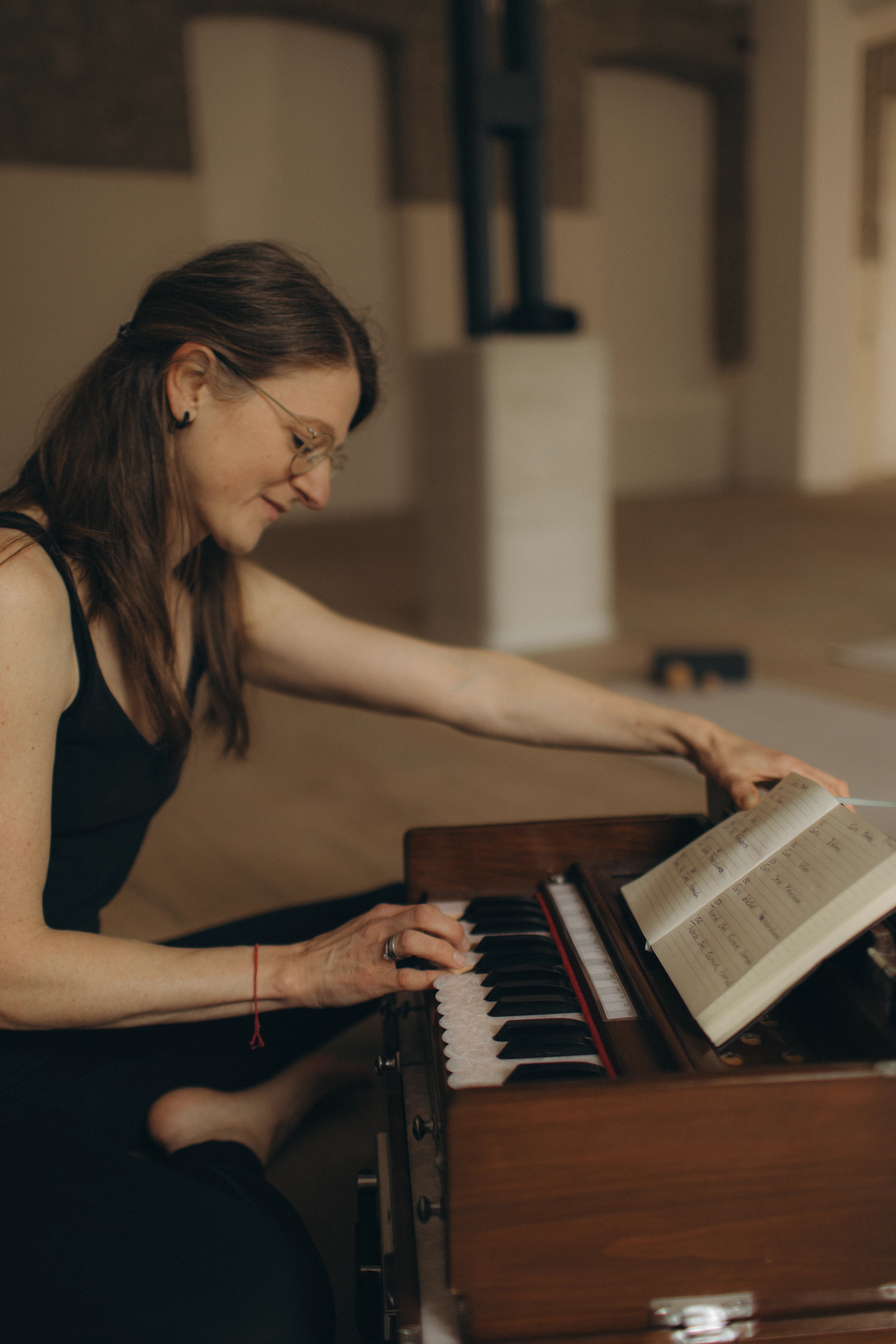 Katharina Findelkind in meditativer Sitzhaltung
